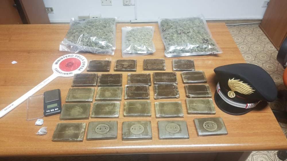 CIVITAVECCHIA – La droga sequestrata dai Carabinieri (2)