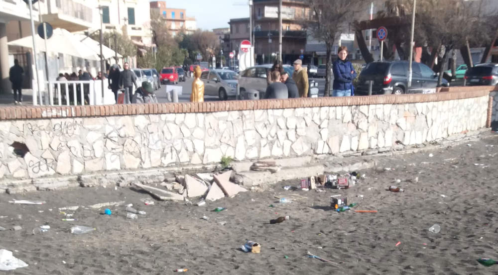 Anche tu redattore: spiagge di Ladispoli sommerse dai rifiuti del capodanno