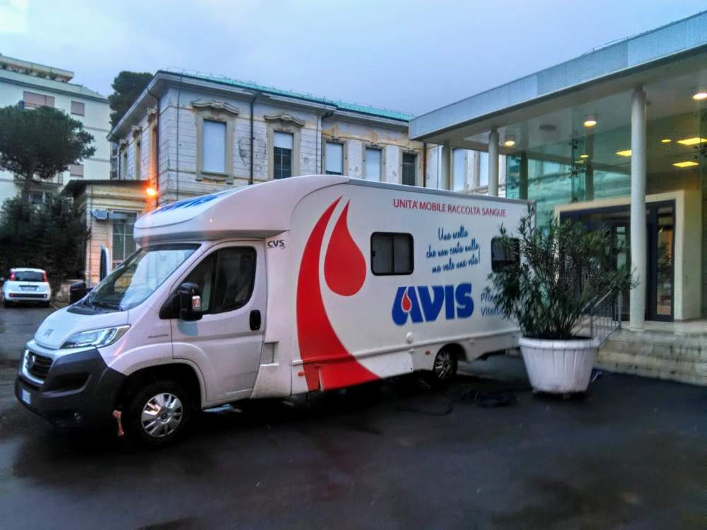 Tarquinia autoemoteca davanti ospedale e sede avis