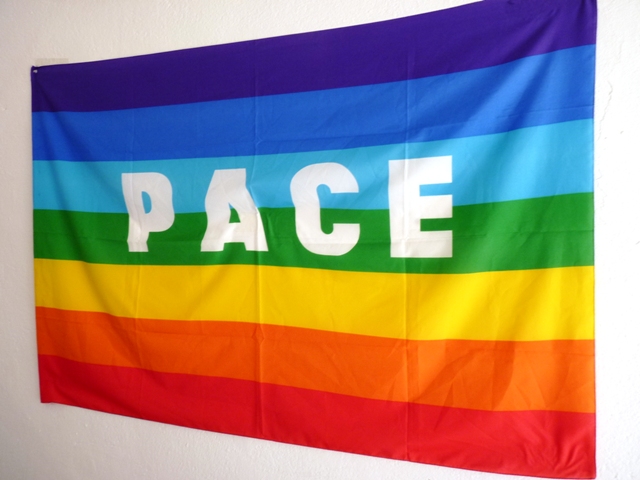 Caso bandiera della pace, Potere al Popolo: “Ammainare le bandiere nere e non quelle della pace”