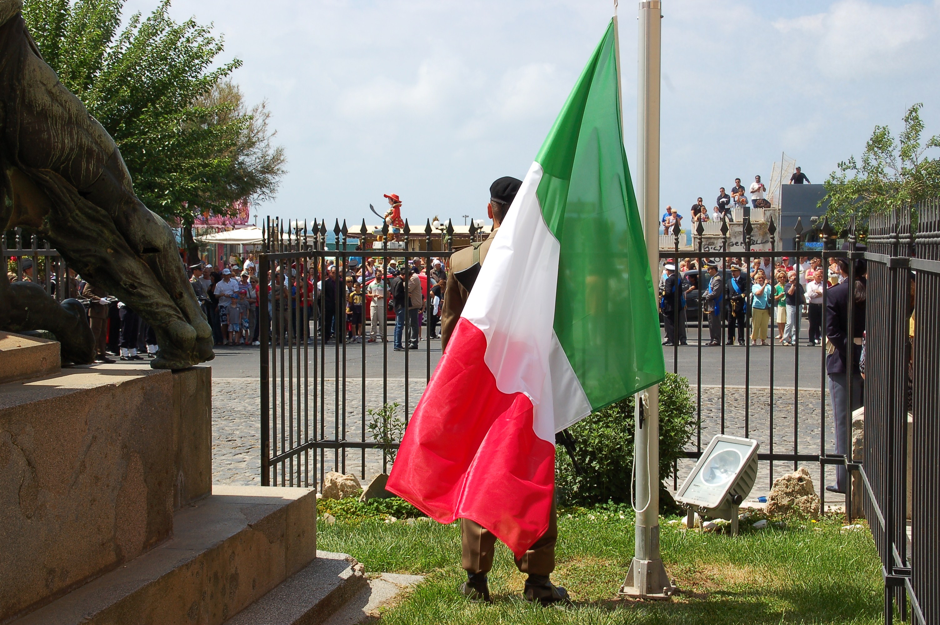 bandiera tricolore piazzale eroi civitavecchia bandiera tricolore piazzale eroi civitavecchia