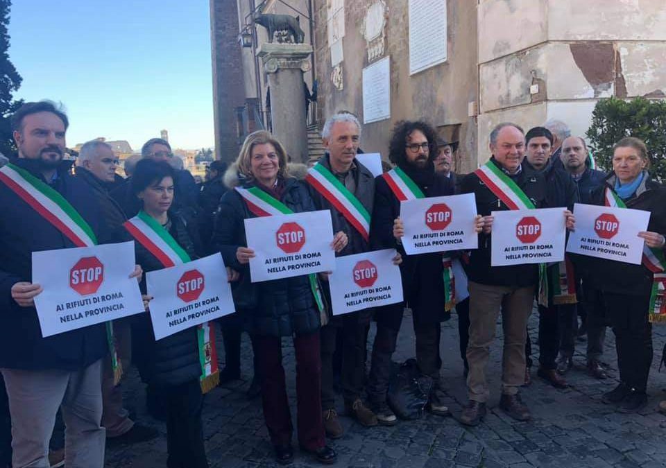 Italia in comune plaude per la presenza di Cozzolino a protesta sindaci contro rifiuti da Roma