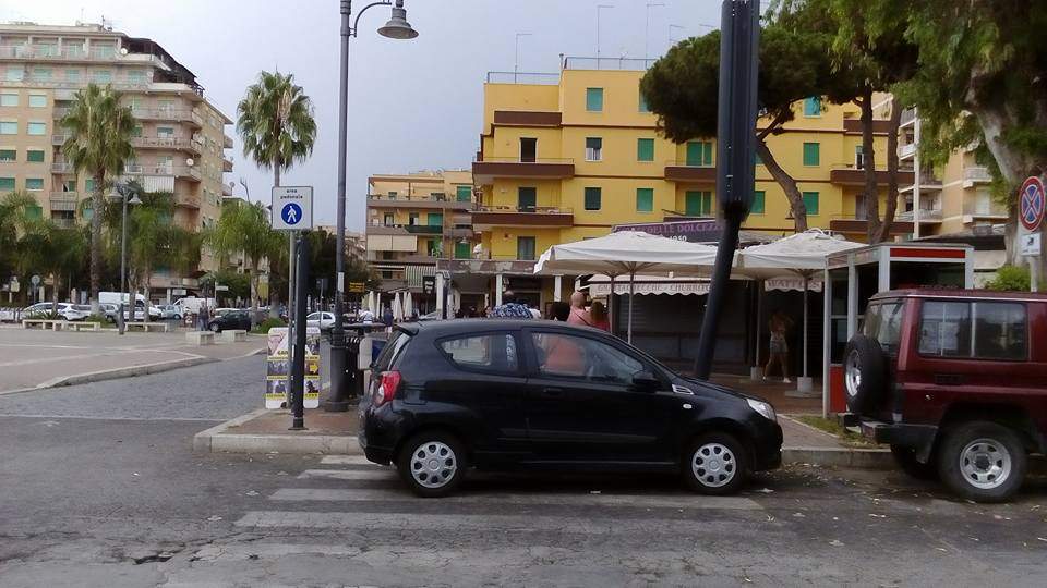 strisce pedonali ladispoli parcheggio vietato