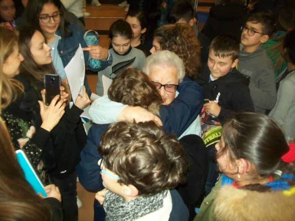 Lilli Fornari e Angelo Di cave incontrano gli alunni della “Corrado Melone” Lilli Fornari e Angelo Di cave incontrano gli alunni della “Corrado Melone”