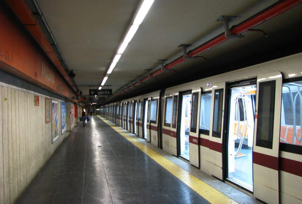 Rissa in metro: botte da orbi tra borseggiatori