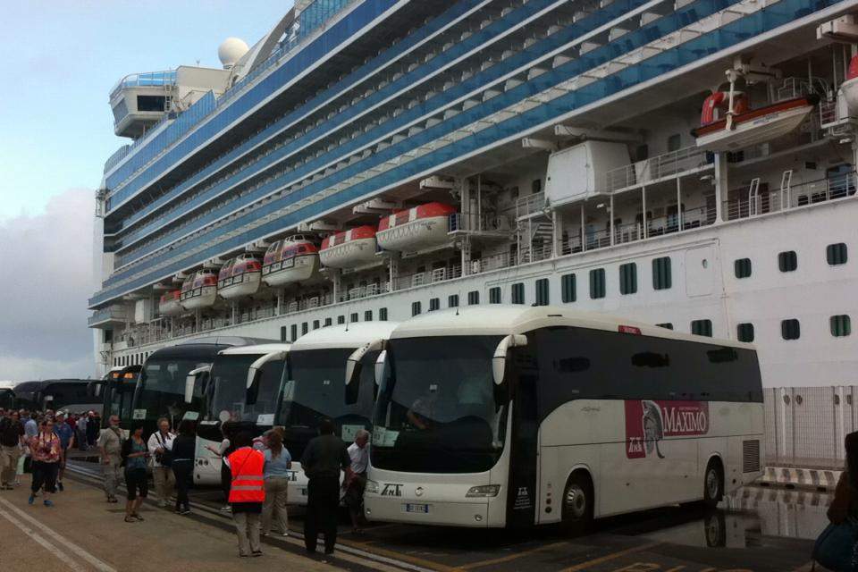 bus nave crociera porto civitavecchia turisti bus nave crociera porto civitavecchia turisti