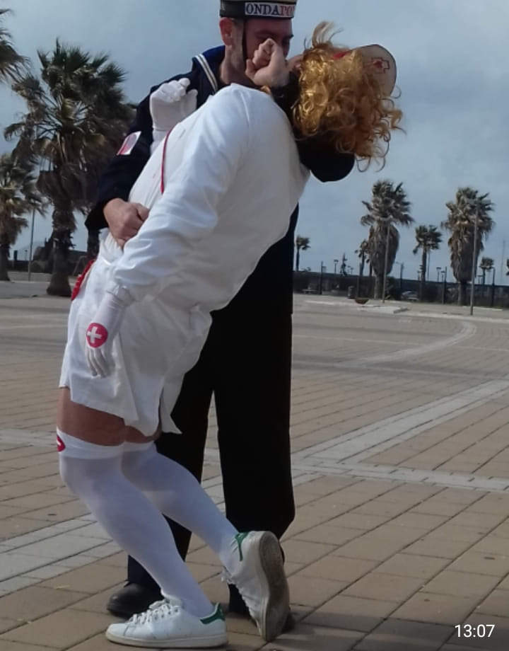 Civitavecchia, riappare la Statua del Bacio... ma è uno scherzo di Onda Popolare • Terzo Binario