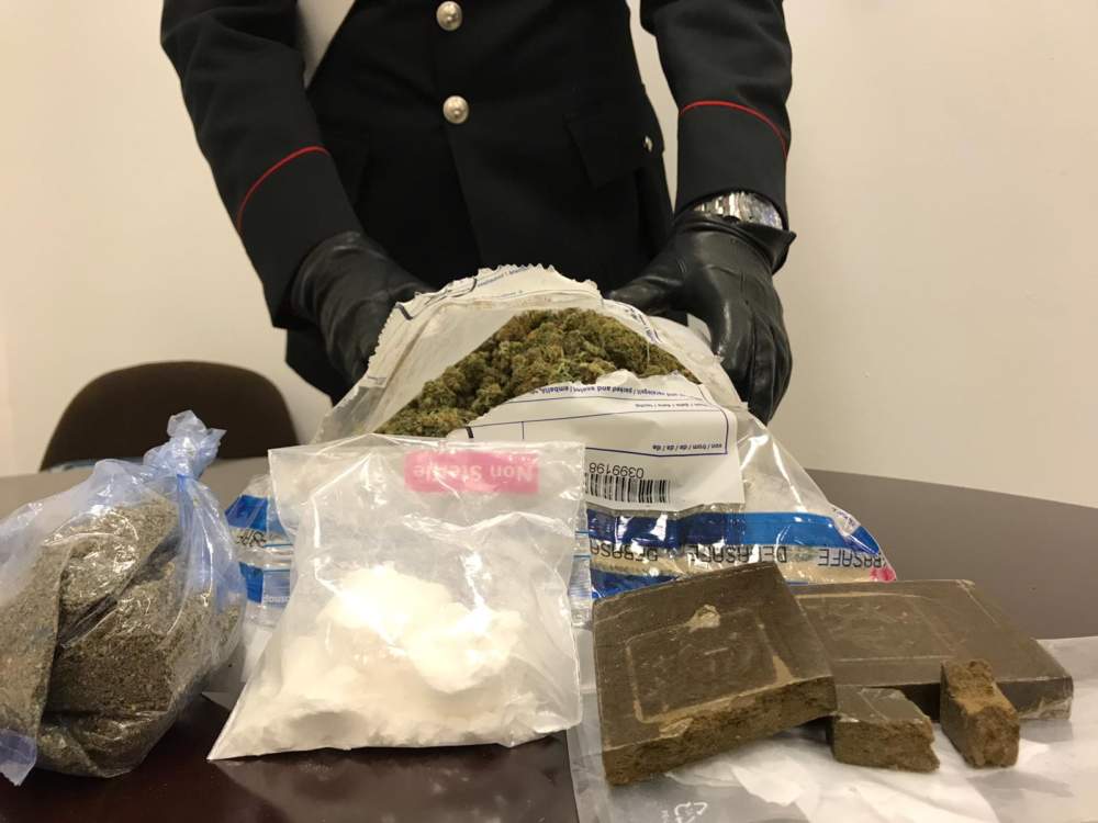 EUR – La droga sequestrata dai Carabinieri all’interno del garage (2) EUR - La droga sequestrata dai Carabinieri all'interno del garage (2)