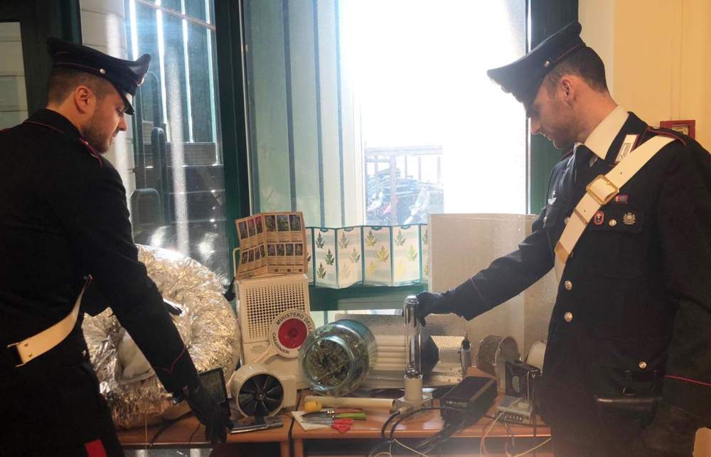 PARIOLI - La droga e le attrezzature sequestrate dai Carabinieri