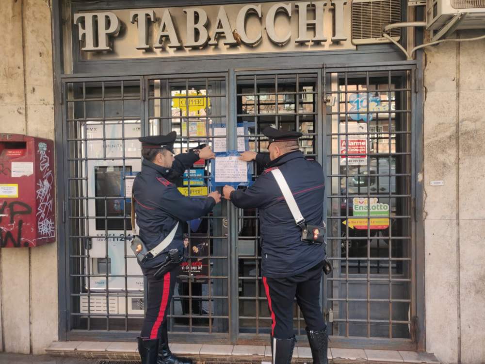 SAN PIETRO - I Carabinieri chiudono la tabaccheria (10)