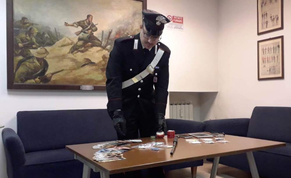 SAN PIETRO - La droga e il manganello sequestrati dai Carabinieri (1)