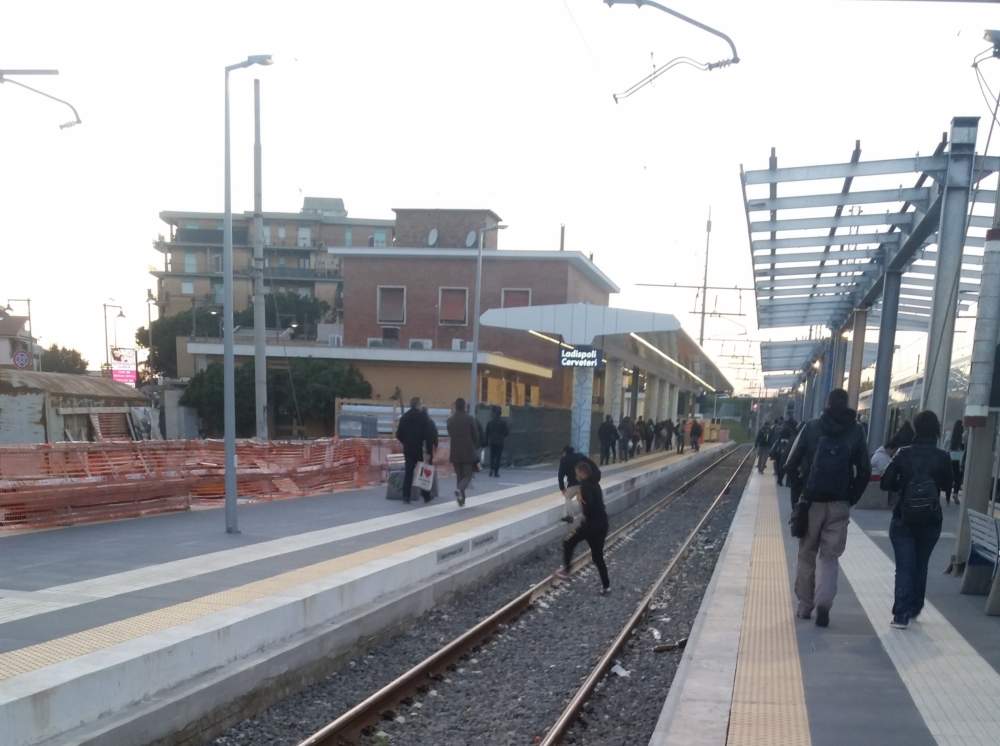 binari attraversati stazione ladispoli