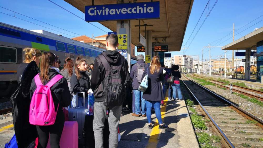 Stazione di Civitavecchia fra sovraffollamento, cancelli chiusi e servizi festivi carenti