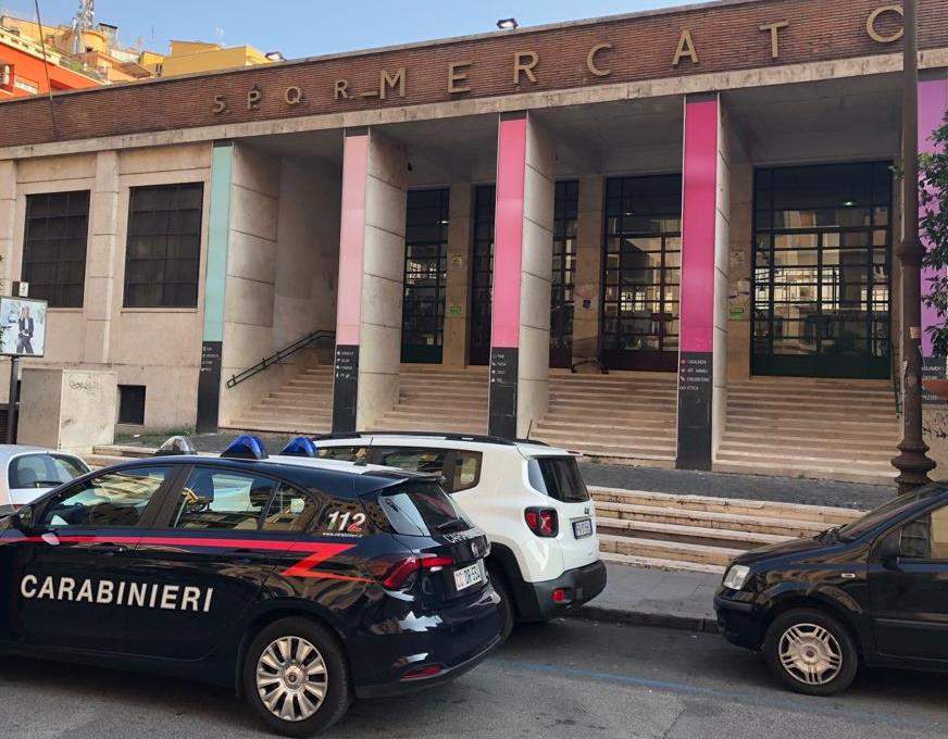 I Carabinieri intervenuti al mercato rionale
