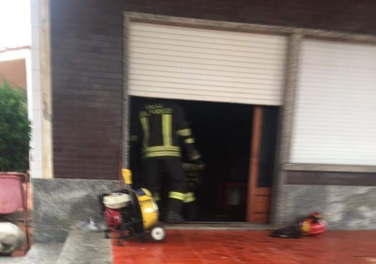 incendio villetta santa marinella vvf cri croce rossa vigili fuoco 4