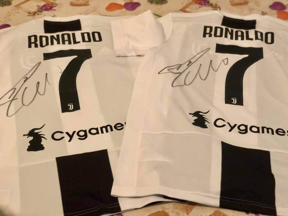 All'asta due maglie autografate di Cristiano Ronaldo: Cr7 e la Juve a  sostegno di Marco e Francesco - Terzo Binario News
