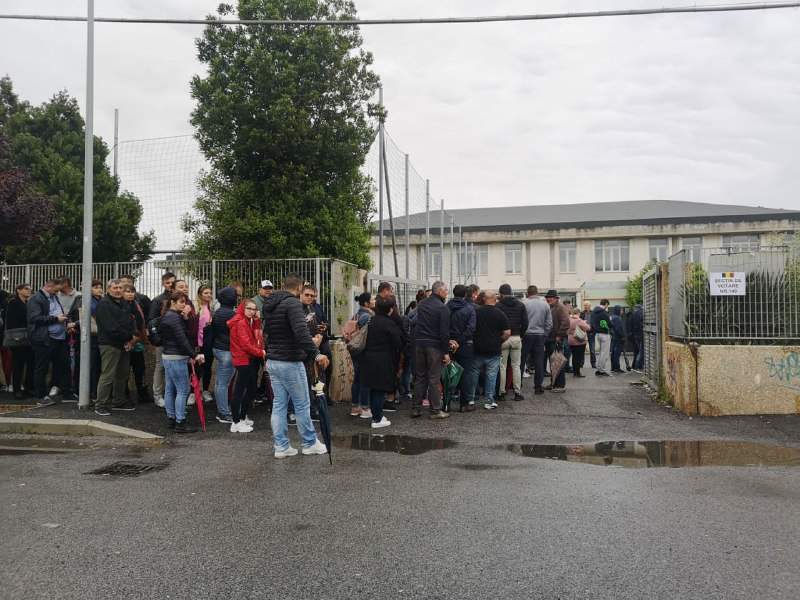 rumeni in fila al seggio