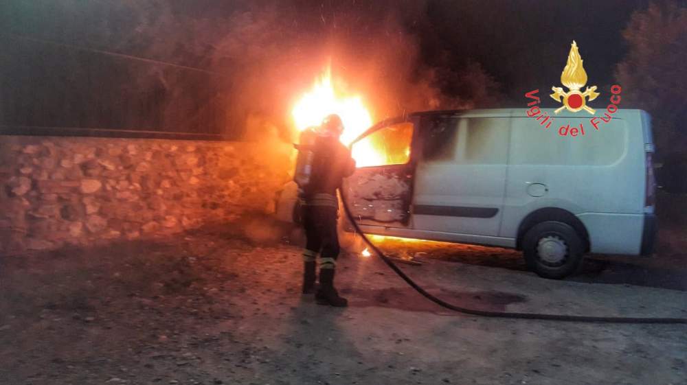 incendio-auto furgone vvf vigili fuoco