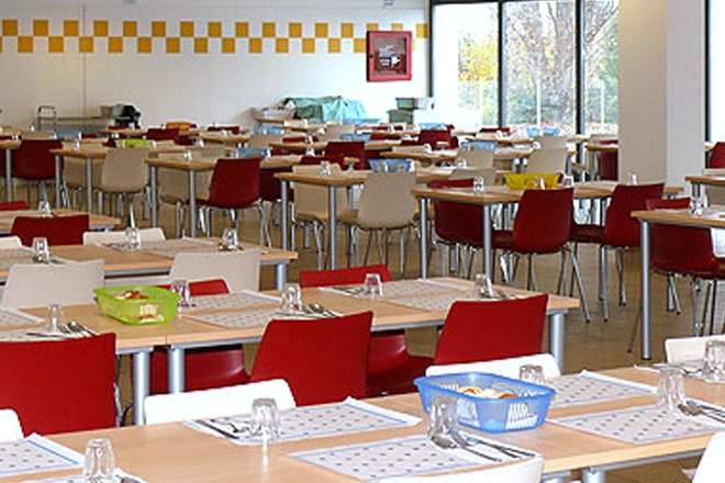 Ladispoli, pasta blu nella scuola Borsellino: a breve le spiegazioni della Cir