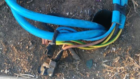 Cavi scoperti al parco dei bambini a Ladispoli