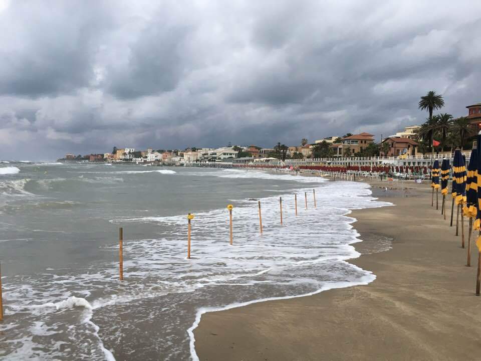mareggiata santa marinella passeggiata