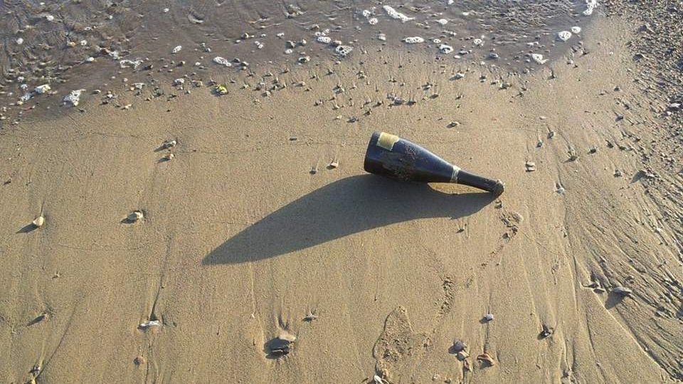 cropped-bottiglia-vetro-mare-spiaggia-1.jpg