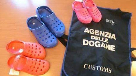 Morso alle Crocs false delle Dogane: sequestrate 17mila paia contraffatte