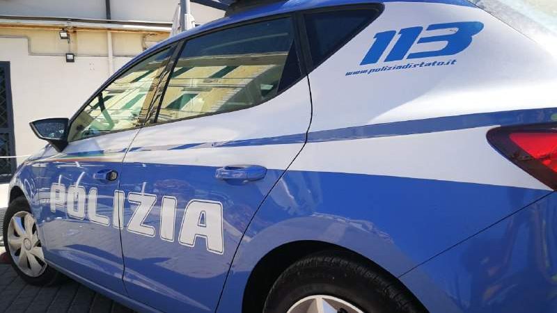 Minaccia di morte con una forcina la madre: anziana si rifugia in camera da letto