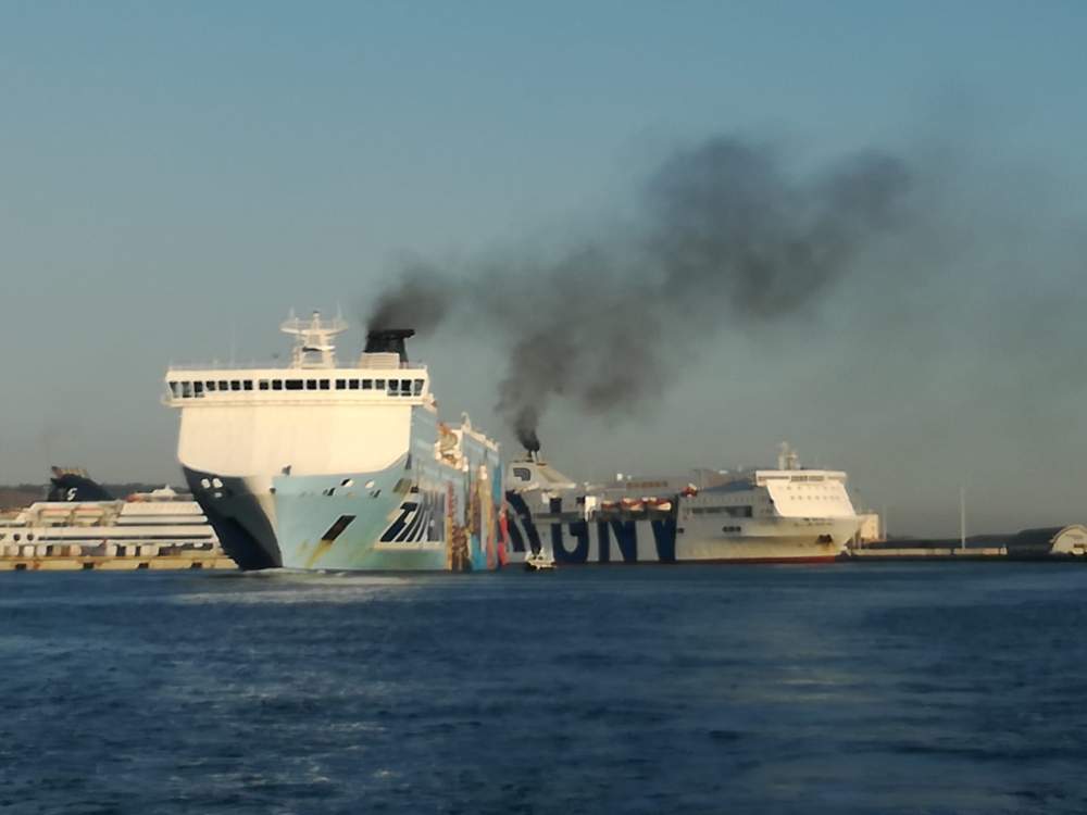 fumo fumi navi civitavecchia porto fumo fumi navi civitavecchia porto