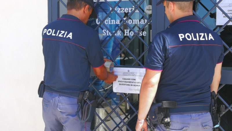 polizia commissariato sigilli ristorante agenti 3