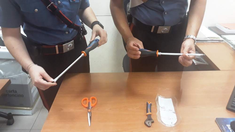 CENTRO - 4 ladre in manette (1)