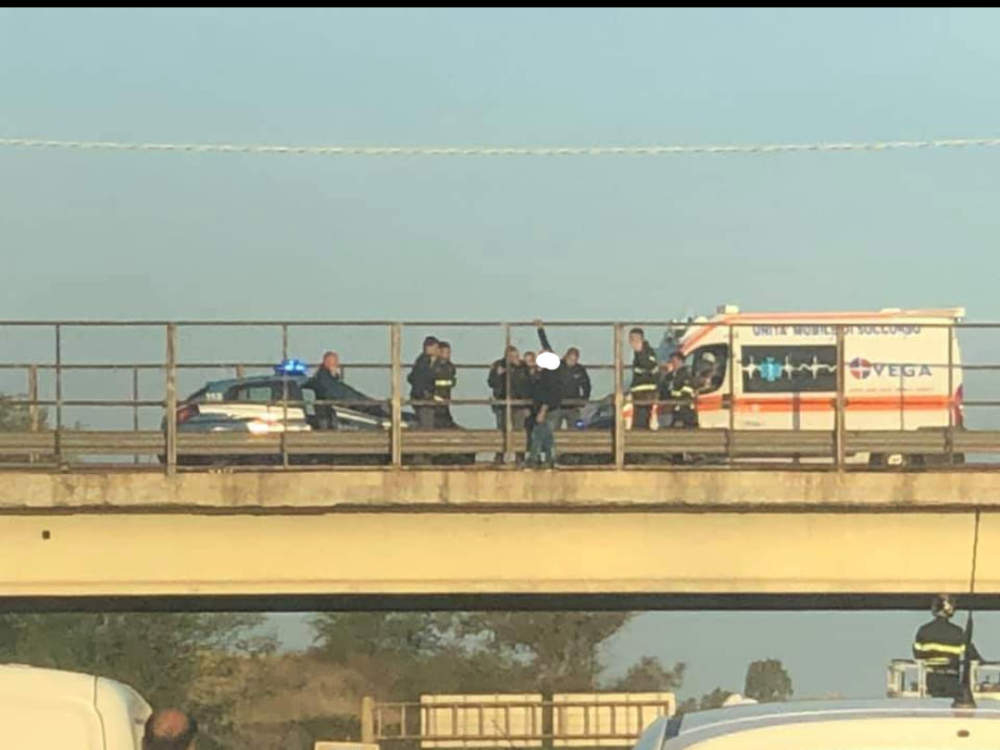 uomo salvato dalla polizia