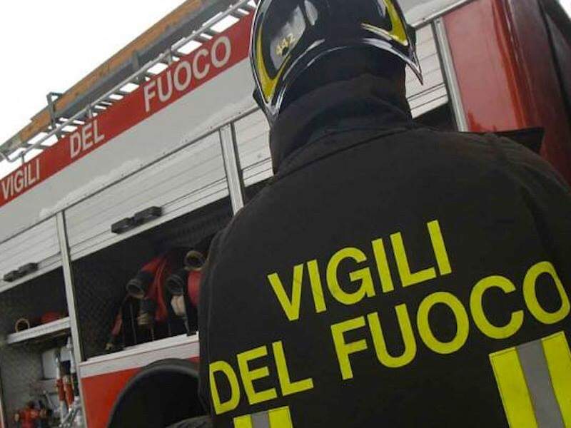 Mezzi in fiamme a Civitavecchia, intervento dei pompieri • Terzo ...