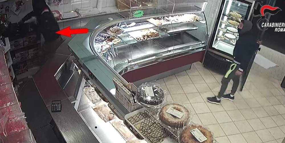 FRASCATI - Il negozio rapinato dai 2 fratelli rapinatori (1)