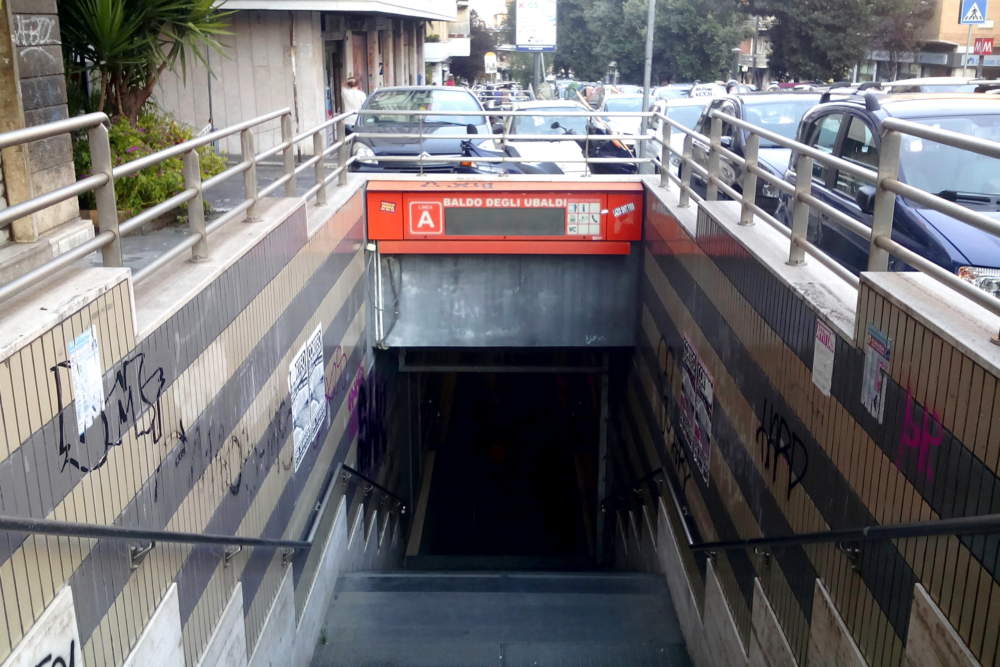 Roma_-_Baldo_degli_Ubaldi_metro_A_ingresso