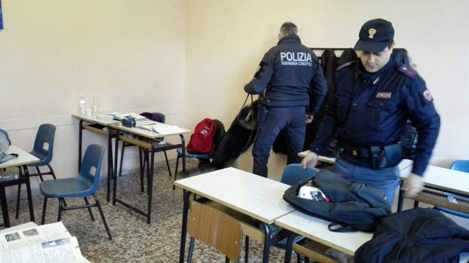polizia banchi scuola