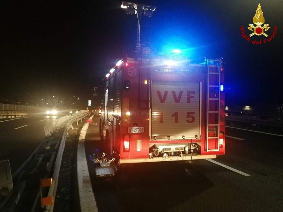 vvf vigili fuoco autostrada a12 incidente notte 1