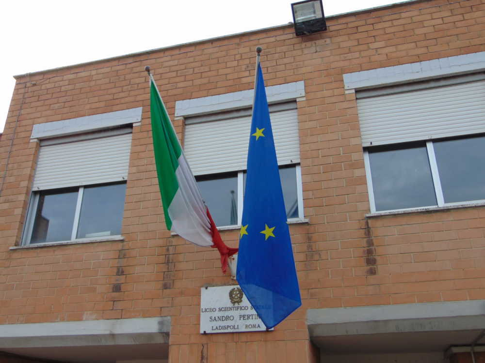 Liceo Pertini bandiere Liceo Pertini bandiere