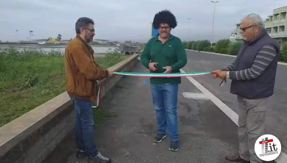 Luca Piergentili si camuffa da Pascucci ed inaugura il lungomare Luca Piergentili si camuffa da Pascucci ed inaugura il lungomare