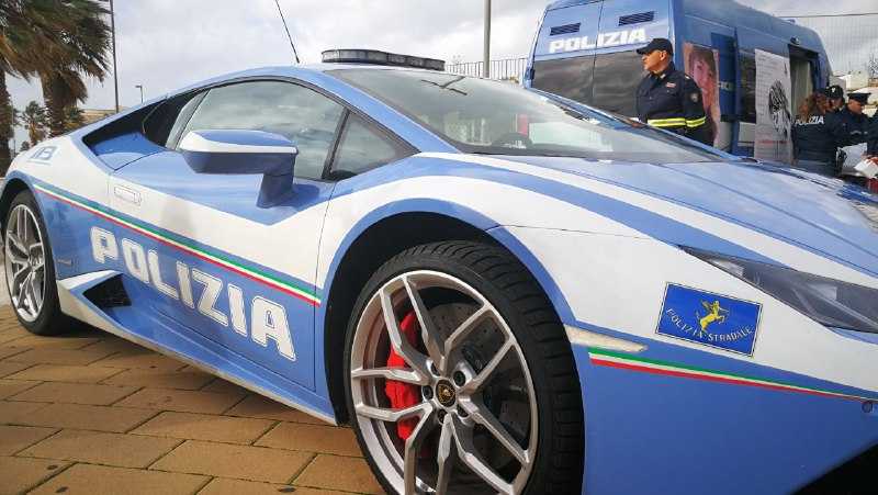 polizia lamborghini questo non è amore civitavecchia stradale polstrada 1