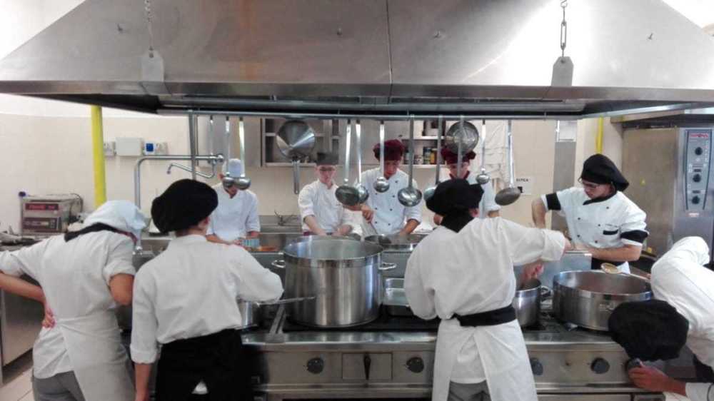 studenti cucinano
