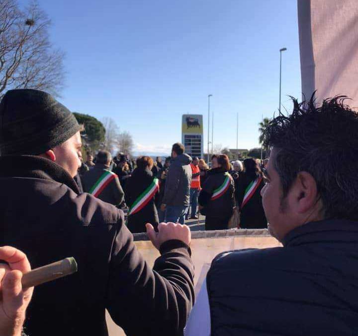 Monnezza Capitale, in corso la manifestazione a Tragliatella: Braccianese bloccata