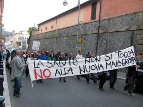 Manifestazione a Bracciano contro la discarica di Cupinoro 2014 MoVimento 5 Stelle e comitati Manifestazione a Bracciano contro la discarica di Cupinoro 2014 MoVimento 5 Stelle e comitati