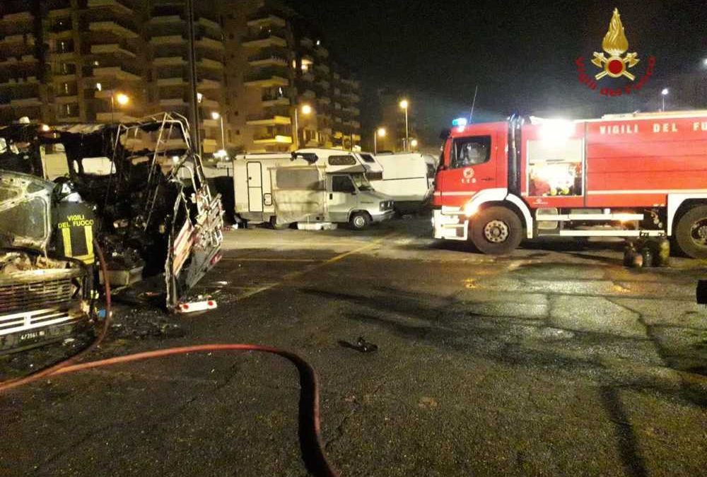 Incendio alla Garbatella: morto 50enne, tre camper distrutti e due danneggiati
