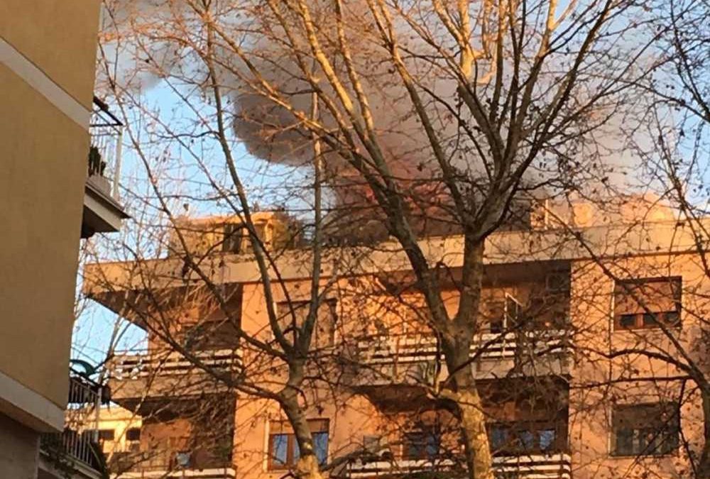 Incendio in via della Magliana, strada chiusa e bus deviati