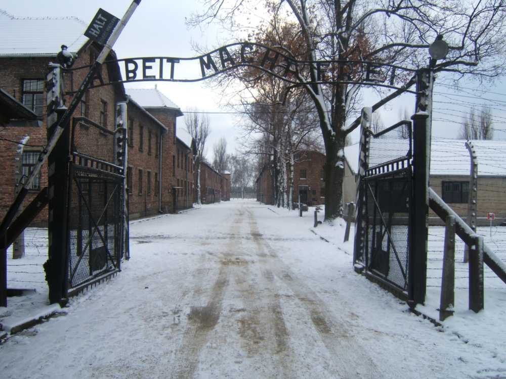 Auschwitz memoria entrance_snow