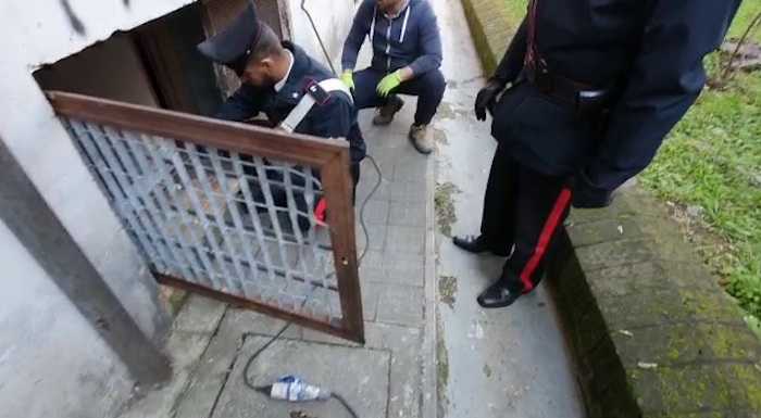 San Basilio: barili utilizzati per bruciare la droga, barriera per la fuga dei pusher (VIDEO)