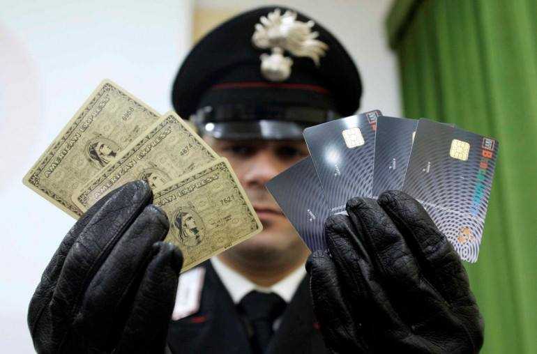 carabinieri carta carte credito denaro contanti banconote carabinieri carta carte credito denaro contanti banconote