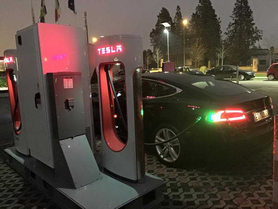 colonina ricarica tesla 6