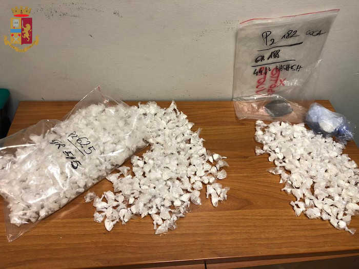 Arrestate tre persone dalla Squadra Mobile: sequestrate migliaia di dosi di metanfetamina e cocaina